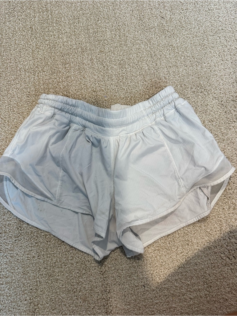 White lululemon hotty hot shorts 2.5”